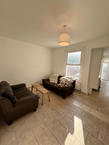 6 bedroom semi-detached house to rent - Photo 3
