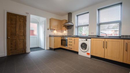 2 bedroom end of terrace house to rent - Photo 2