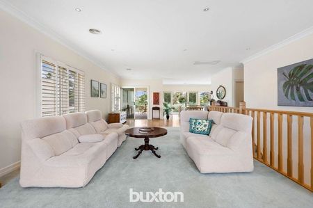 FAMILY HOME OVERLOOKING AUSTRALIA'S PREMIER GOLF COURSE - Photo 4