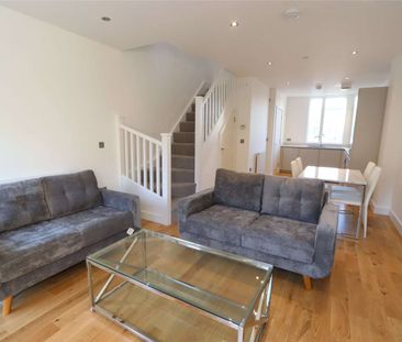 Valette Square, a luxurious three double bedroom townhouse, offered... - Photo 1