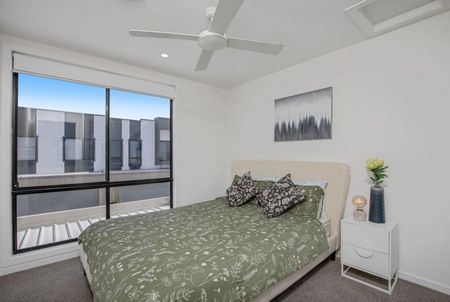 Luxury Waterfront Living in the Heart of Hope Island - Fully Furnished - Photo 4