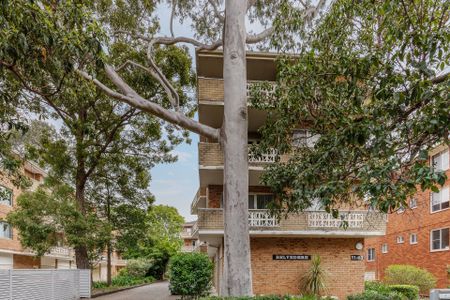 Spacious Two Bedroom Unit with Garage - Photo 4