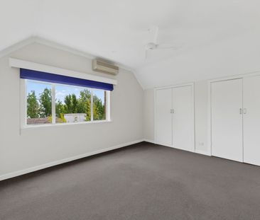 Well-Maintained Family Home in a Prime Balwyn North Location - Photo 6