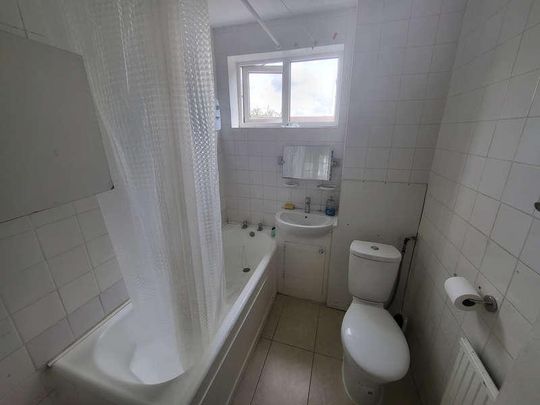 Lawn Gardens Luton, LU1 - Photo 1