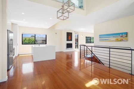 Stylish Mixed-Use Residence with City Views & Versatile Home Office in Prime Port Melbourne - Photo 2