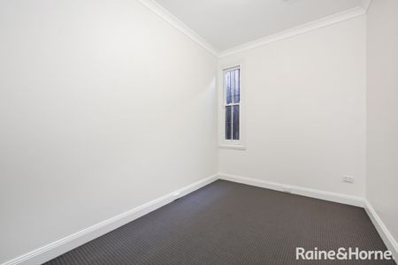 Newly Renovated Two Bedroom House - Photo 2