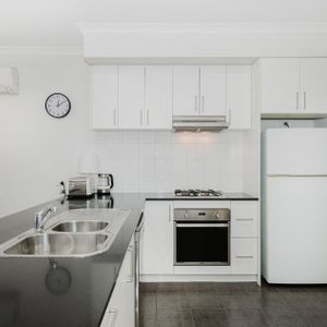 FURNISHED & EQUIPPED 3x2 water-front townhouse ! - Photo 2