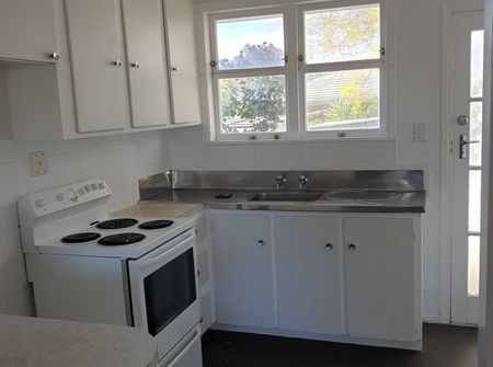 Hidden Gem in Pakuranga - Photo 2