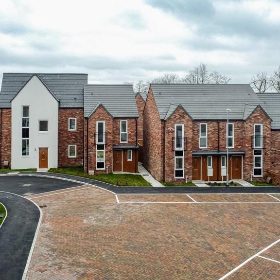 2 bedroom mews to rent - Photo 1