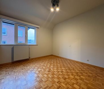 Ruim en lichtrijk 2-slaapkamerappartement in centrum Kortrijk - Photo 5