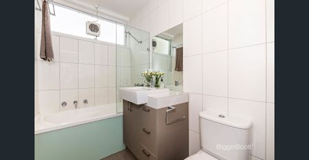 Stylish Light-Filled Apartment Moments From The Yarra - Photo 3