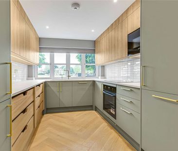 A recently renovated 5 bedroom townhouse on Hampton Village Green. - Photo 4