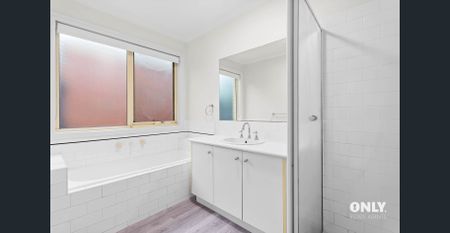 Stunning Family Home in a Prestigious Lyndhurst Location! - Photo 4