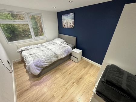 5 bedroom end of terrace house to rent - Photo 3