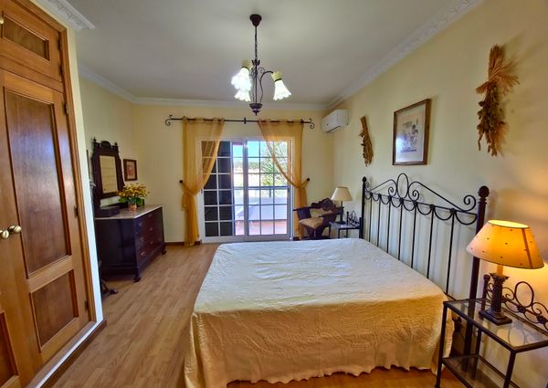 Moradia com piscina, jardim, totalmente equipada e mobilada