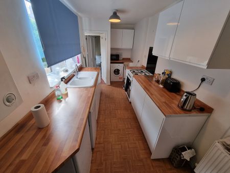 4 Bed Student Accommodation - Photo 2