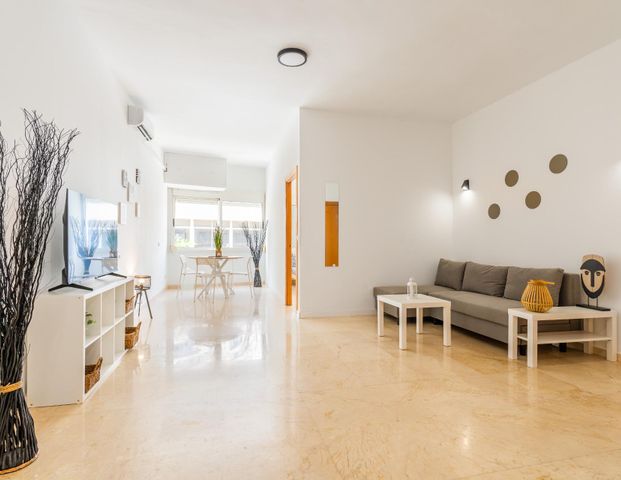 Living in the center of Torremolinos, just a stone's throw from El Bajondillo beach - Photo 1