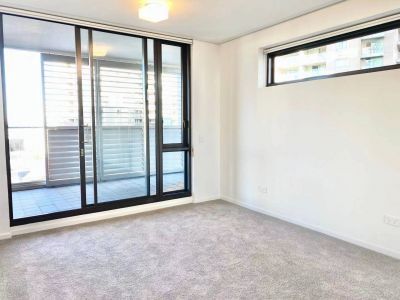 Newly Renovated 2 Bedroom Apartment - Photo 3