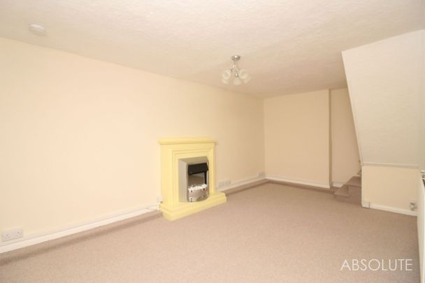 2 bed mid-terraced house to rent in Ellacombe Road, Torquay, TQ1 - Photo 1