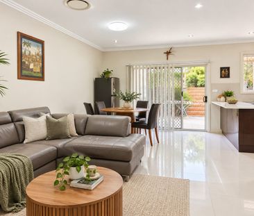 Spacious 5-Bedroom Duplex Home with Multiple Indoor Living and Larg... - Photo 1