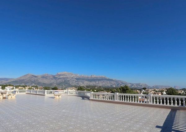 LONG TERM RENTAL. Spacious 8 bedroom villa for rent with sea views