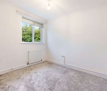 Exceptional contemporary home set within private gardens on one of ... - Photo 5