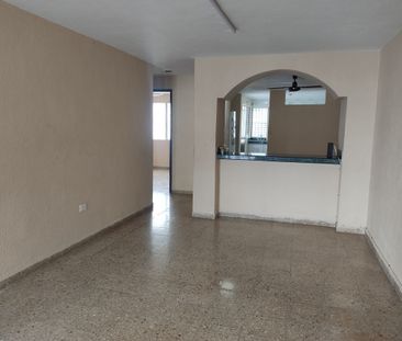 Se ofrece en RENTA esta casa con excelente ubicación en las águilas... - Photo 1