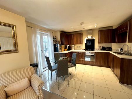 2 bedroom block of apartments to rent - Photo 2