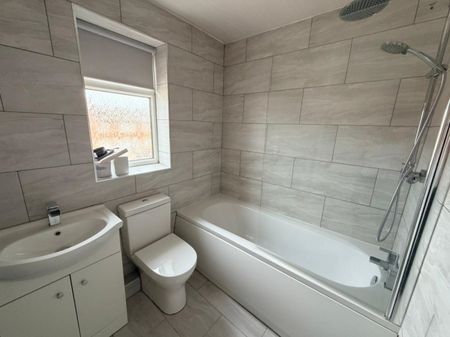 1 bed Apartment - To Let - Photo 5