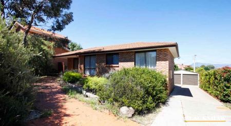Family Home with mountain views - Photo 3