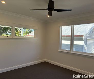 Beautifully Renovated & Decorated Classic 1950's Cottage in Bowral - Photo 2
