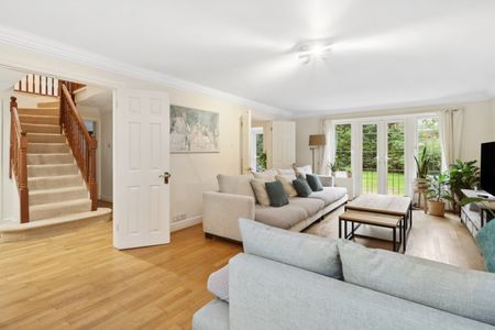 Clevedon, Weybridge, Surrey, KT13 - Photo 2