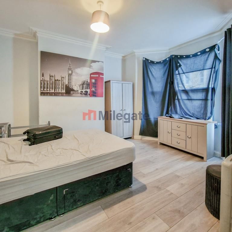 1 bedroom in a house share to rent - Photo 2