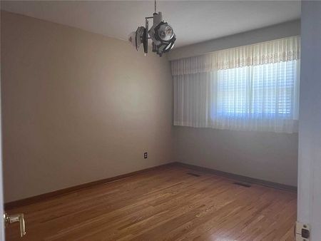 For Lease - 10 Laskay Cres Upstair N/A, Toronto, Ontario - Photo 4