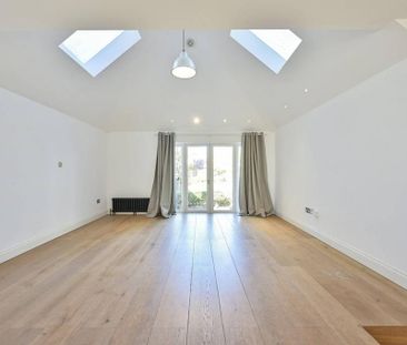 3 bedroom flat to rent - Photo 2