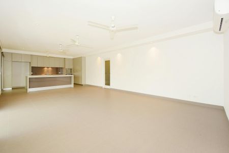SUPER SPACEY TOWNHOUSE - Photo 5