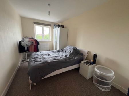 Price £1,350 pcm - Available 20/12/2025 - Unfurnished - Photo 3