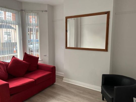 Partly Furnished 2 Bedroom Terrace - Photo 1