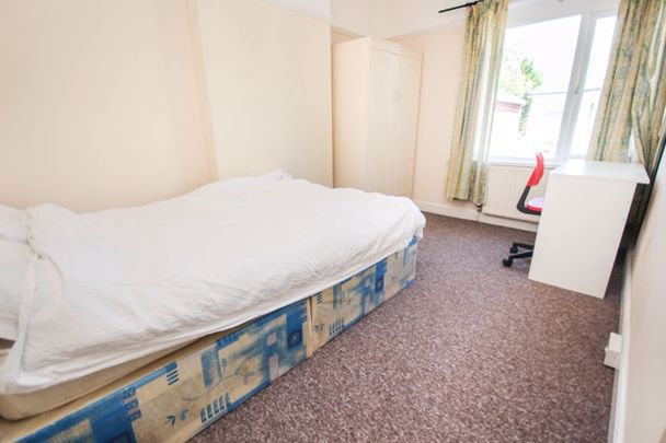 Parker Road, Bournemouth - Photo 1