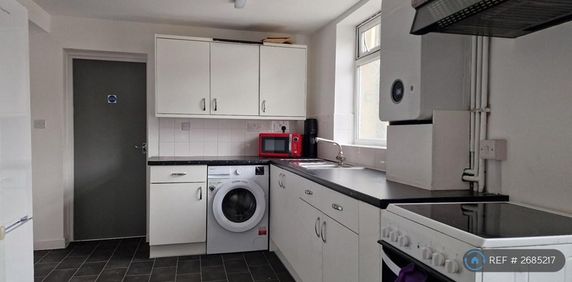 1 bedroom in a house share to rent - Photo 2