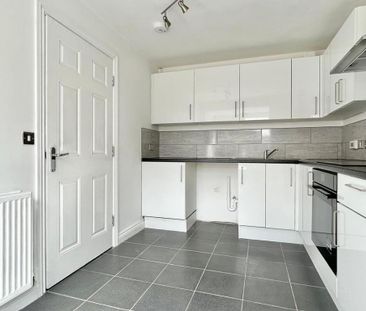 4 bedroom semi-detached house to rent - Photo 6
