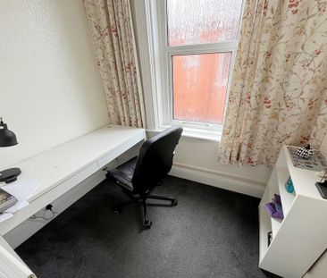 6 bedroom detached house to rent - Photo 4