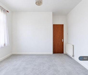 3 bedroom flat to rent - Photo 6