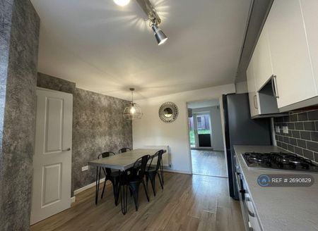 3 bedroom semi-detached house to rent - Photo 5