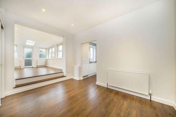 3 bedroom flat to rent - Photo 1