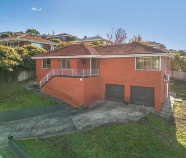 Delightful Three Bedroom - Photo 5