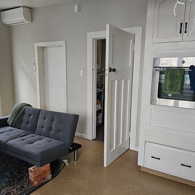 4 bedroom flat in Newtown close to hospital - Photo 1