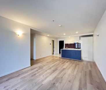 Stylish 2 Bedroom CBD Apartment with Car Park & City Views - Photo 5
