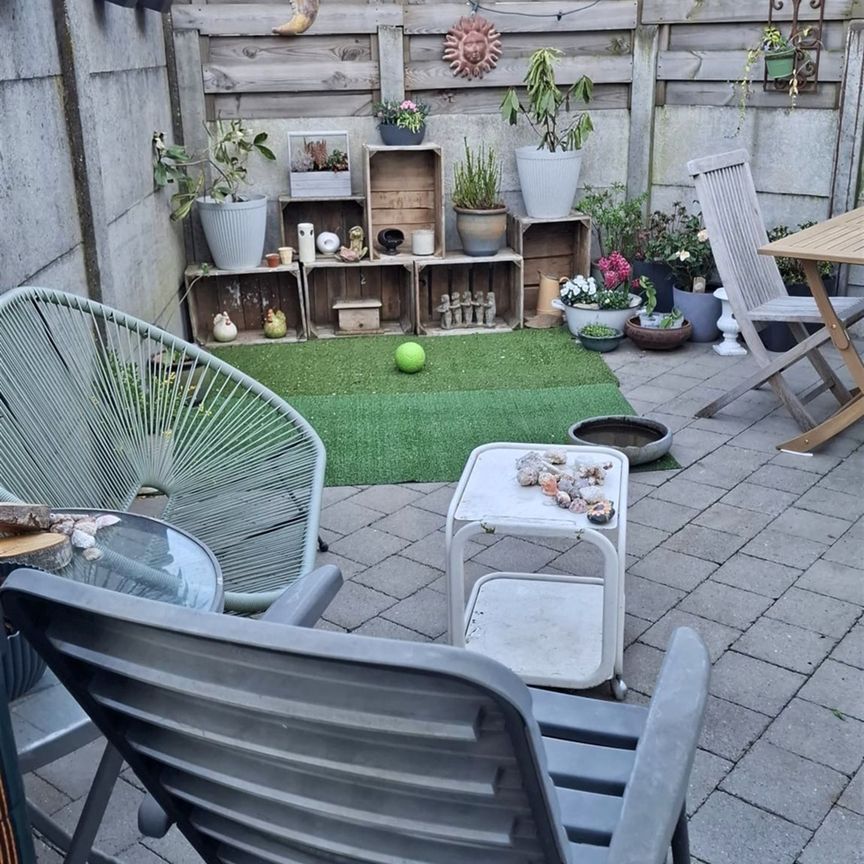 Leuke halfopen bebouwing op goede locatie - Photo 1