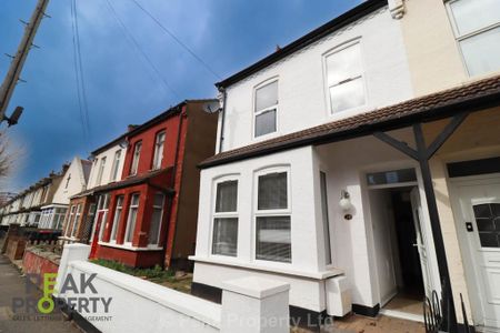 4 bedroom semi-detached house to rent - Photo 4